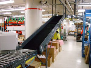 line-shaft-conveyor-with-incline-slider-bed-conveyor-for-distribution-center